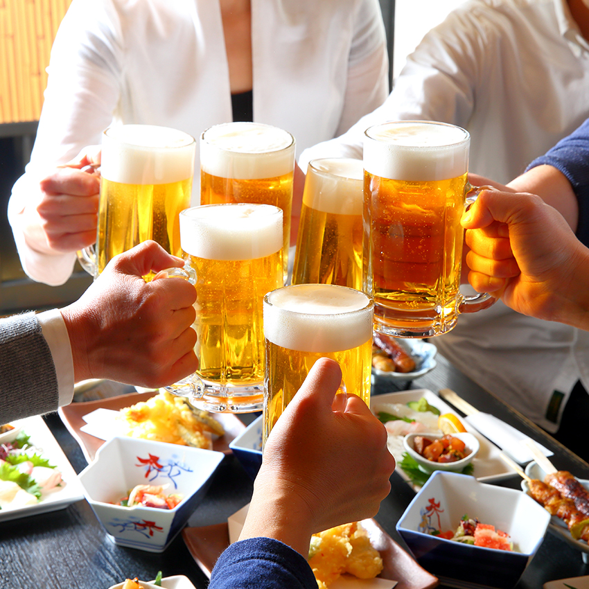 仲間と酒を酌み交わす